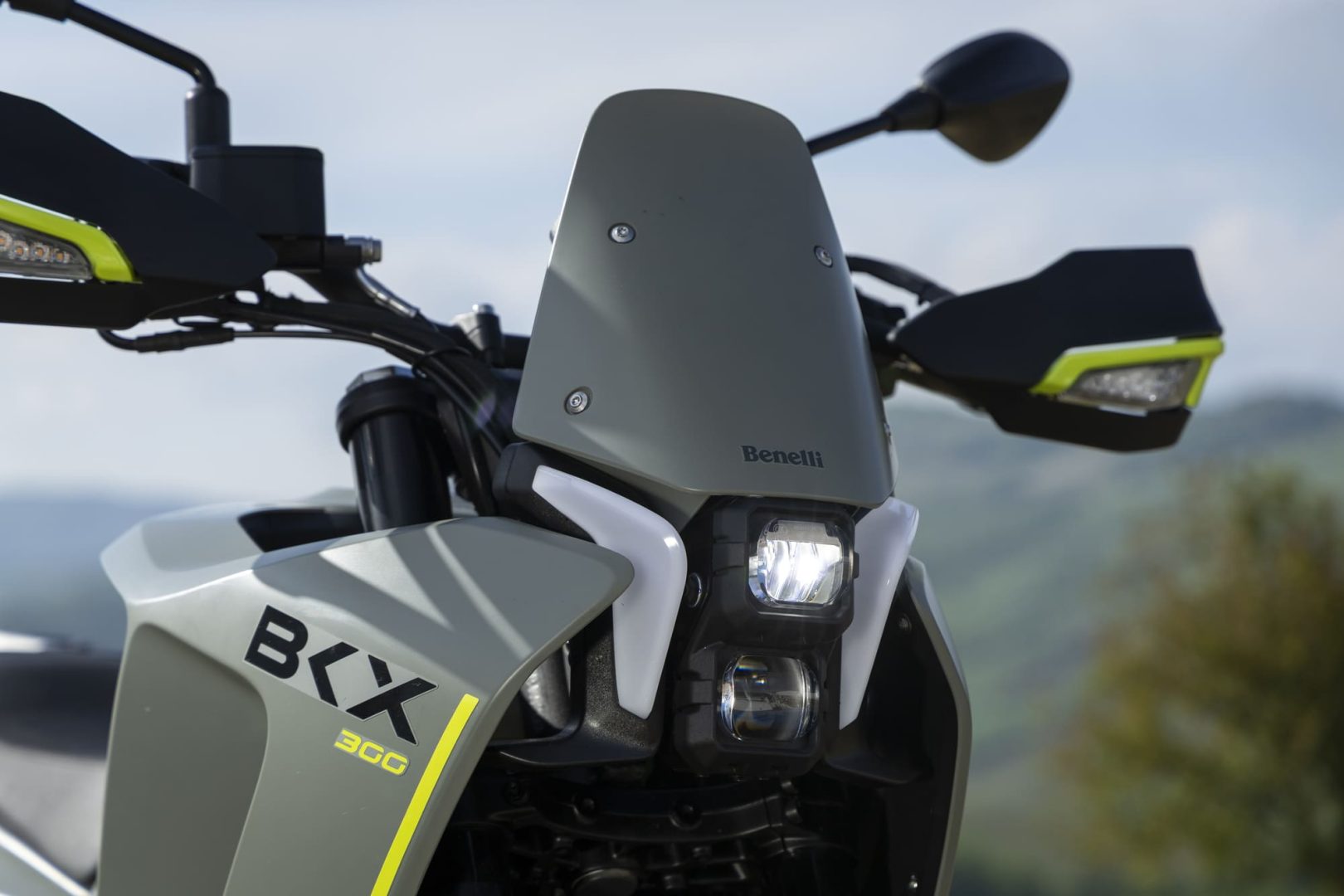 Benelli-bkx-300 1 - AutoBike Front view of a Benelli BKX 300 motorcycle with gray windscreen and neon yellow accents. - AutoBike