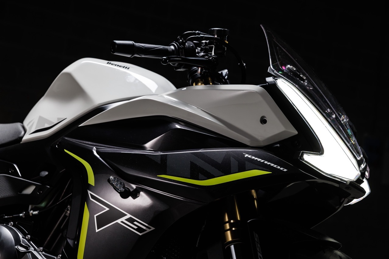 Benelli-tornado-550 1 - AutoBike Front-right view of a white-and-black sport motorcycle with neon yellow accents (Benelli Tornado). - AutoBike