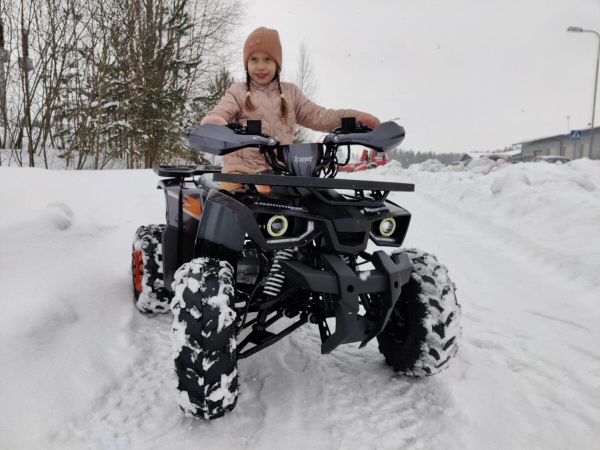 trapper lastenmönkijä autobike myymälän edessä