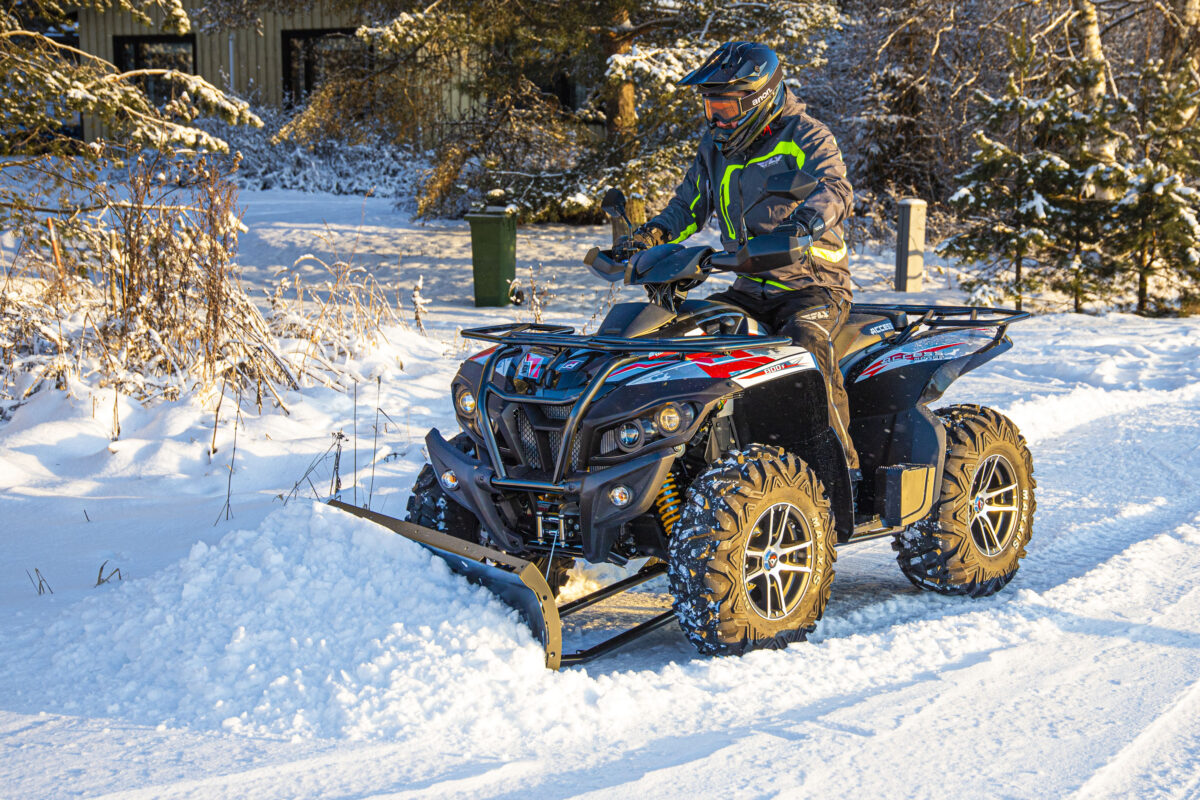 mönkijä lumitöissä autobike myymälässä