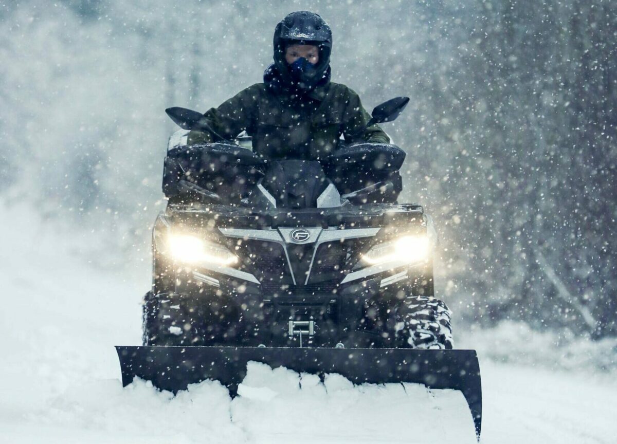 cfmoto autobike lumitöissä