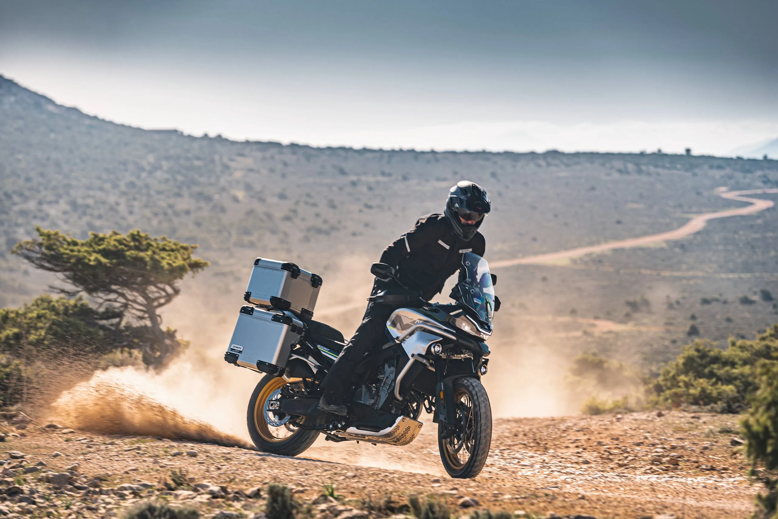 CFMOTO-800MT-Touring-moottoripyora-action-11 (1) - AutoBike - AutoBike