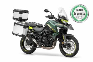 Uusi Benelli TRK 702 X -moottoripyörä edestäpäin kuvattuna, laajennettu 5 vuoden takuu.