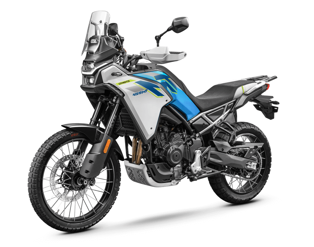 CFMOTO-450MT-moottoripyora-45-blue-2026-PNG-1 - AutoBike Adventure motorcycle shown in white and blue with a tall windscreen, rugged front fork, and knobby tires for off-road riding actions. - AutoBike