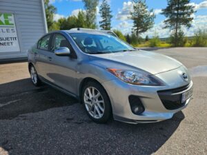 Mazda 3 2.0 // KATSASTETTU // AUTOMAATTI // HYVÄT VARUSTEET