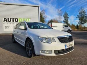 Skoda Superb Combi 1,8  // HYVÄT VARUSTEET // 2 x VANTEET JA RENKAAT