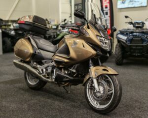 Honda NT 700V Deauville ** SIISTIKUNTOINEN // KAHVANLÄMMITTIMET // LAUKUT **