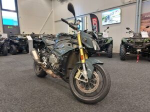 BMW S 1000 R ** Ohjausiskari // Akrapovic slipari // Quickshifter **