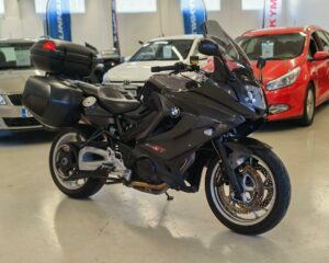 BMW F 800 GT // SIISTIKUNTOINEN YKSILÖ // VÄHÄN AJETTU // LAUKKUSARJA // MYÖS KOTIINTOIMITUS