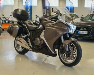 HONDA VFR1200F 1200 F // SIISTIKUNTOINEN YKSILÖ // 3-LAUKUN SARJA // HYVÄT RENKAAT