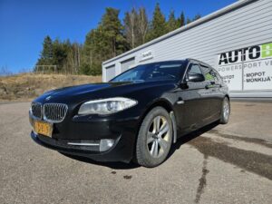 BMW 525 xDrive // Sporttipenkit // Nahkasisusta // Pysäköintutkat // Navi // Vetokoukku