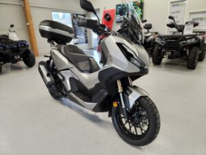 Honda ADV 350 // Vähän ajettu // Takalaukku
