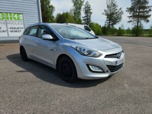 Hyundai i30 1.4 // VETOKOUKKU // 2 X HYVÄT RENKAAT // LOHKOLÄMMITIN // HUOLTOKIRJA