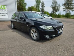 BMW 525 xDrive // Sporttipenkit // Nahkasisusta // Pysäköintutkat // Navi // Vetokoukku