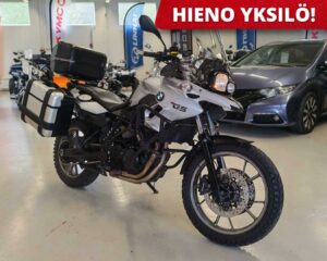 BMW F 700 GS // KOLMEN LAUKUN SARJA // KAHVALÄMPPÄRIT // KAATUMARAUDAT // KORKEA PLEKSI // HYVÄT RENKAAT
