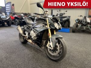BMW S 1000 R ** Ohjausiskari // Akrapovic slipari // Quickshifter **