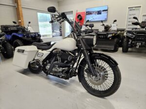 Harley-Davidson Touring FLHR Road King / Evo / 21" etuvanne / jatketut laukut / Arlen Ness