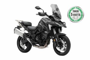 Benelli trk 702 moottoripyörä etuviistosta kuvattuna, 5-vuoden laajennettu takuu, kuvassa näkyy myös kaatumaraudat