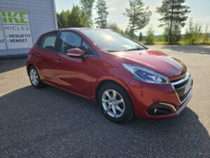 Peugeot 208 Active VTi 82 / Vakionopeudensäädin / 2 x vanteet ja renkaat / Merkkiliikkeen huoltohistoria