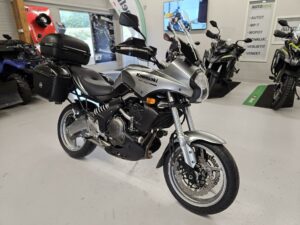Kawasaki Versys 650 / Laukut / Uudet renkaat / Huoltokirja / Led / Siisti