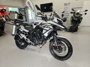 Benelli TRK 502X / Laukkusarja / Kaatumaraudat / Lisävalot / Huoltokirja